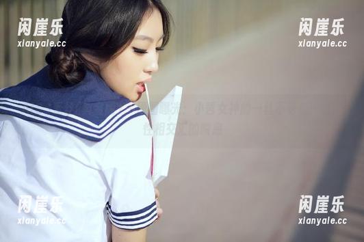 AISS爱丝(黄金版) - 原图曝光：小哲女神的一丝不苟和一丝随性相交汇的瞬息