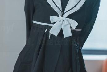 Jenny(정제니)的海边写真，海浪拍打着她，像是在催促吧