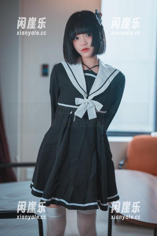Jenny(정제니)的海边写真，海浪拍打着她，像是在催促吧
