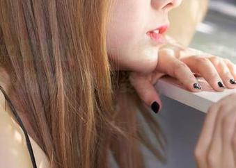MiiTao蜜桃社 – 一组图片，Mia米娅在体操服中的各种奇怪姿势，干嘛那么认真？