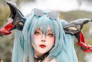互怼不起来，反倒拍出炫酷影像！SayoMomo的申鹤写真！