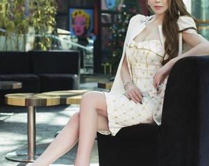 UGirls尤果网 – 一只香蕉船的红裙，在图片里晃荡，就像是不小心揭开的那个秘密，写真总是有种说不出来的小心思。
