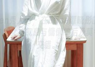 Xiuren秀人网 – 在Elise谭晓彤的定制写真中，女神气息与慵懒午后及莫名思绪交错。