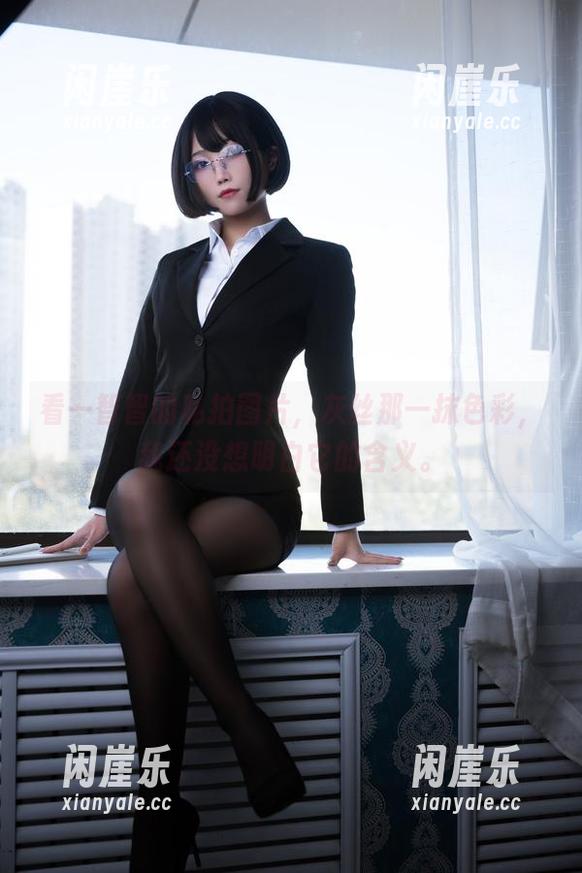 看一智智的私拍图片，灰丝那一抹色彩，我还没想明白它的含义。
