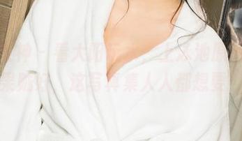 克拉女神 – 看大阳玩水，上泳池原图，效果贼好，这写真集人人都想要！