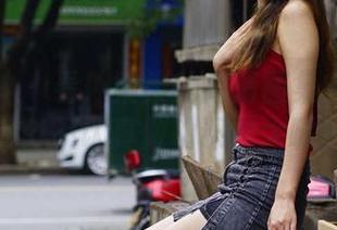 初夏女神 – 看！柒柒的高清图集中竟然藏着一个不认真做功课的大嘴猴！