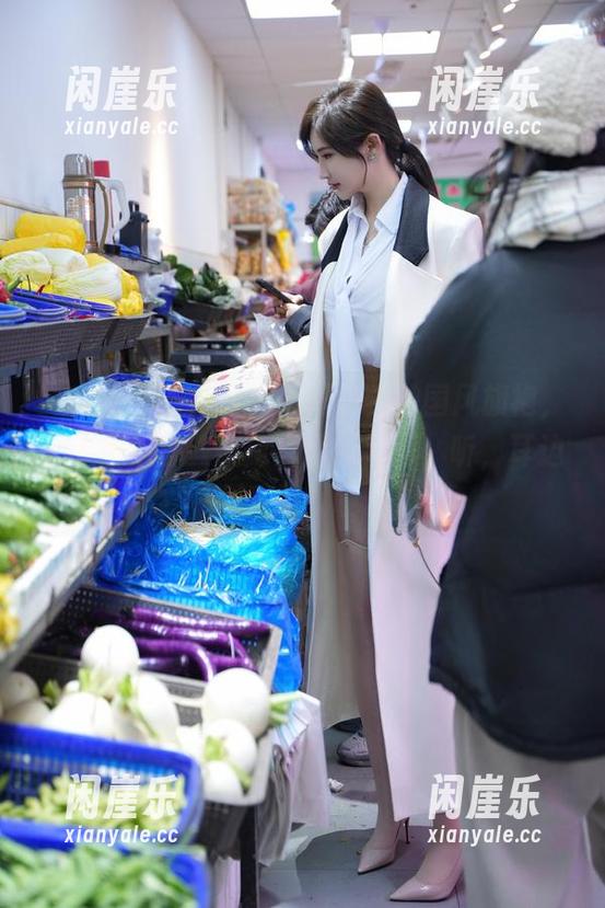 微密圈 - 最新写真：周妍希的国风旗袍，让人想起那些老电影里的氛围，听，耳边似乎有呢喃。