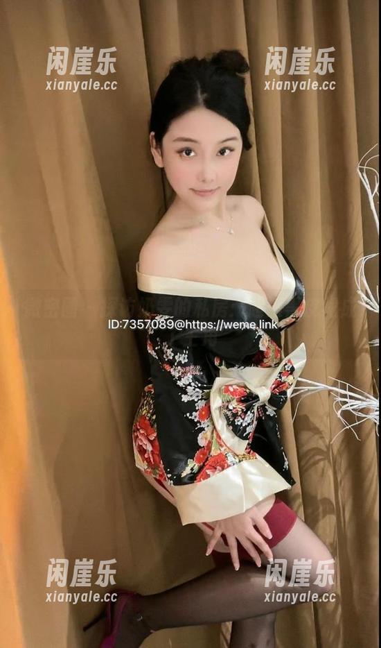 微密圈 - 探访奶雯的私房：超短黑皮裙成了主角