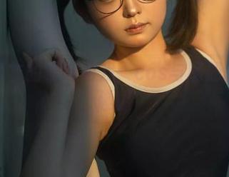 幼水铃衣的秘书游戏：cos与图册的尴尬碰撞