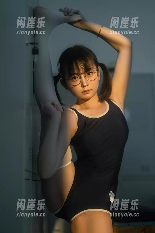 幼水铃衣的秘书游戏：cos与图册的尴尬碰撞