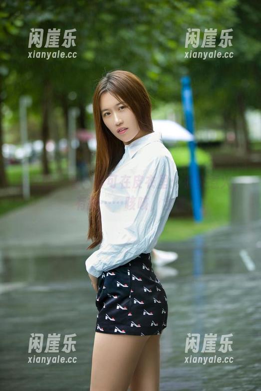 推女郎 - 看！黄可在皮衣里：有些惹火，有些……咳咳，含蓄