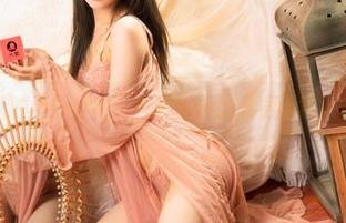 只是单纯的春野春游？果咩酱w的私房图包不止如此！