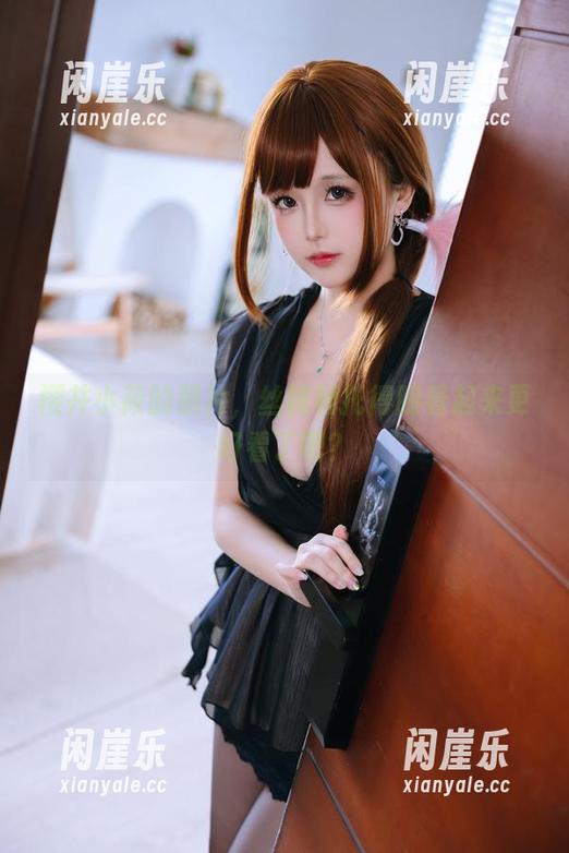 樱井小莜的照片，丝袜衬托得腿看起来更好看了吧？