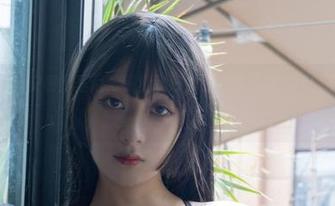 图片中的浅安安和比基尼，感觉我好像在跟他俩聊海风的事，尴尬而甜蜜。