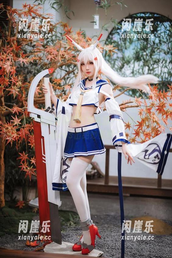 从焖焖碳的眼神到可畏礼服，一切都在默默cos出绝妙氛围…