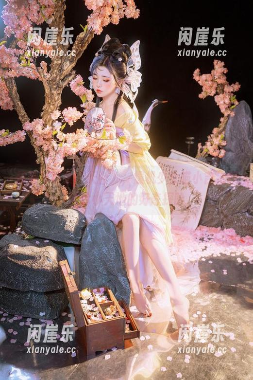 最新写真集“天台”，爆机少女喵小吉飞跃这片小天地的好奇探险