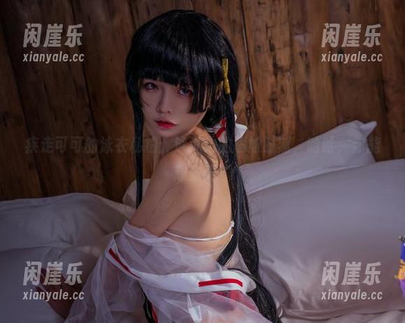 疾走可可的泳衣私拍：泳池边的尴尬时刻，哈哈，你能想象吗？