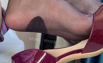 微密圈 – 白龙猫女的私拍套图：泳装与游泳池的完美邂逅