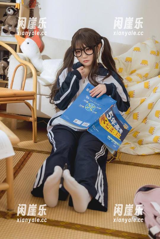 神沢永莉牛仔裤写真合集：生活就要精彩，不然怎么给家里的沙发争脸？