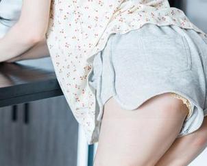 神沢永莉的写真——双马尾和腿袜之间的微妙平衡