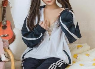 神沢永莉的这套“白色”，比我所有夏天的T恤还要新鲜，下载了也得考虑搭配。