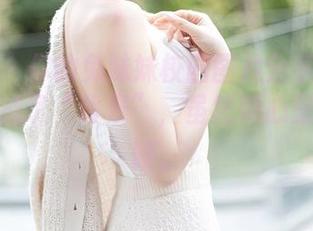 秀人网 – 你的兔妹妹校园图片分享：书本不小心成了“背景”，虽然她心里想翻白眼。