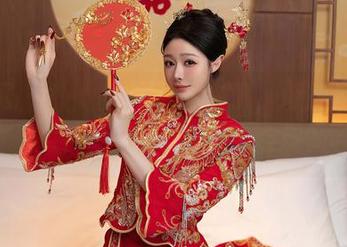 秀人网 – 徐微微mia又来了，低胸开襟写真图包，谁能拒绝的诱惑？