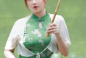 秀人网 – 萌白酱开出的私房单子，每一张图片都是一场套装的时尚较量。
