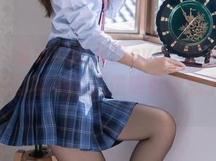 秀人网 – 说好的雨儿酱eve“眼镜”写真，结果我却被她的表情吸引得忘了看眼镜。