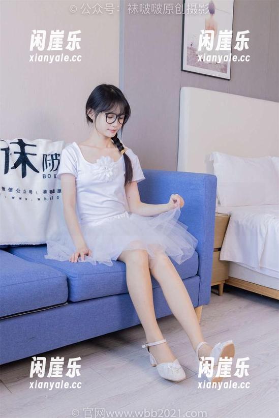 袜啵啵 - 芝士的女王写真集：原图中的奢华与俏皮，球场上也分不出个高低。