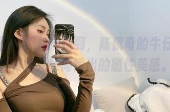 微密圈 – 照片捕捉到，陈佩奇的牛仔短裤真有种无意间透出的随性美感。