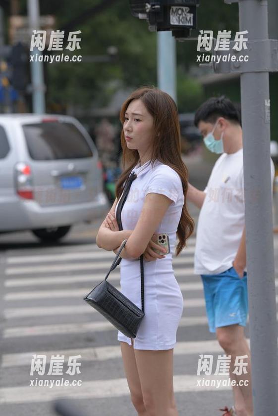 魔镜街拍 - 艾小青的求生指南：如何在女孩图包中找到快乐