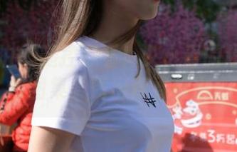 魔镜街拍 – 腿控必看！艾小青的超短裙肉丝图集，秀出青春活力！