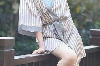 魔镜街拍最新图集：高开叉长裙小姐姐满分配方，时尚配量，括号内的加分项我就不说了