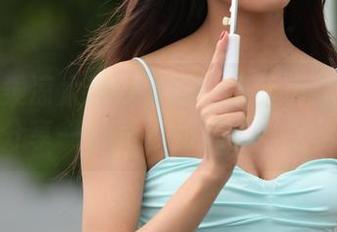 在凉亭乘凉太过分了吧？魔镜街拍的小姐姐们分享一下美丽的抗击热浪秘籍！